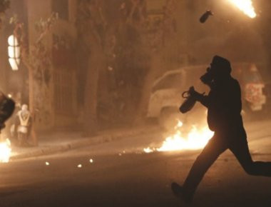 Επίθεση 15 ατόμων με μολότοφ σε διμοιρία των ΜΑΤ στο κέντρο της Αθήνας